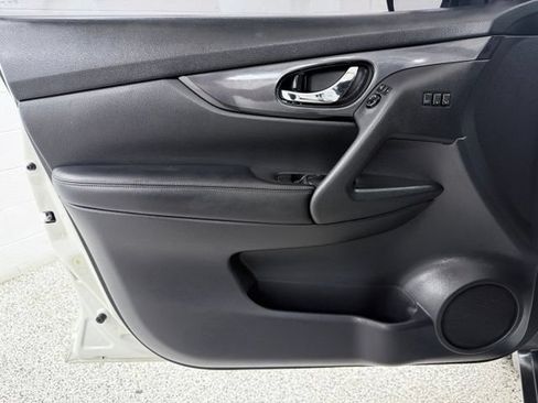 Used 2018 Nissan Rogue SV w/ Premium Package FWD image 16
