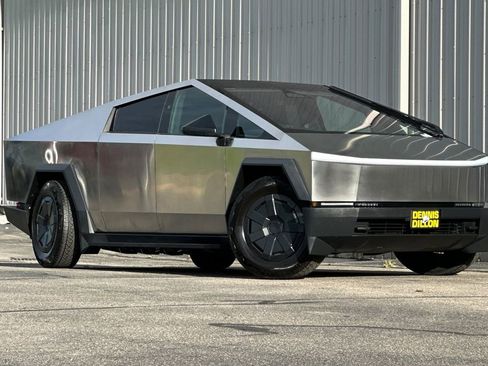 Used 2025 Tesla Cybertruck AWD Crew Cab image 2