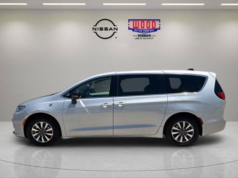 Used 2024 Chrysler Pacifica Limited FWD image 5