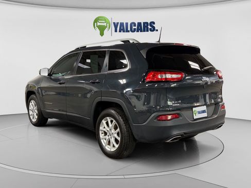 Used 2018 Jeep Cherokee Latitude Plus w/ Cold Weather Group AWD/4WD image 3