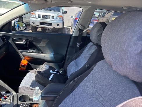 Used 2018 Kia Niro Touring image 26