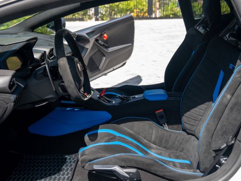 Used 2021 Lamborghini Huracan STO RWD image 18