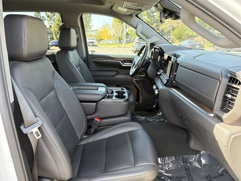 Used 2024 GMC Sierra 1500 SLT image 32