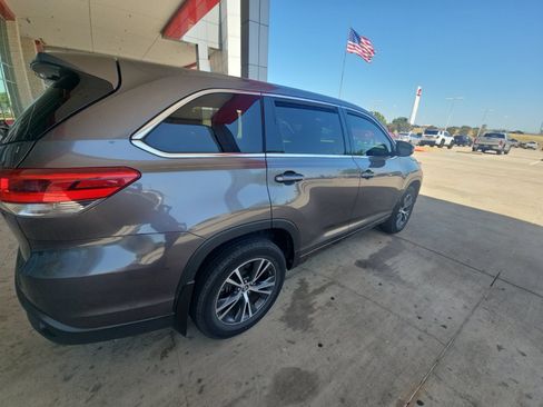 Used 2018 Toyota Highlander LE FWD image 16