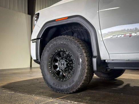 Used 2025 GMC Sierra 2500 AT4 w/ AT4 Premium Plus Package AWD/4WD image 12