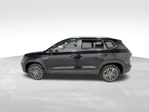New 2026 Volkswagen Taos SE FWD image 2