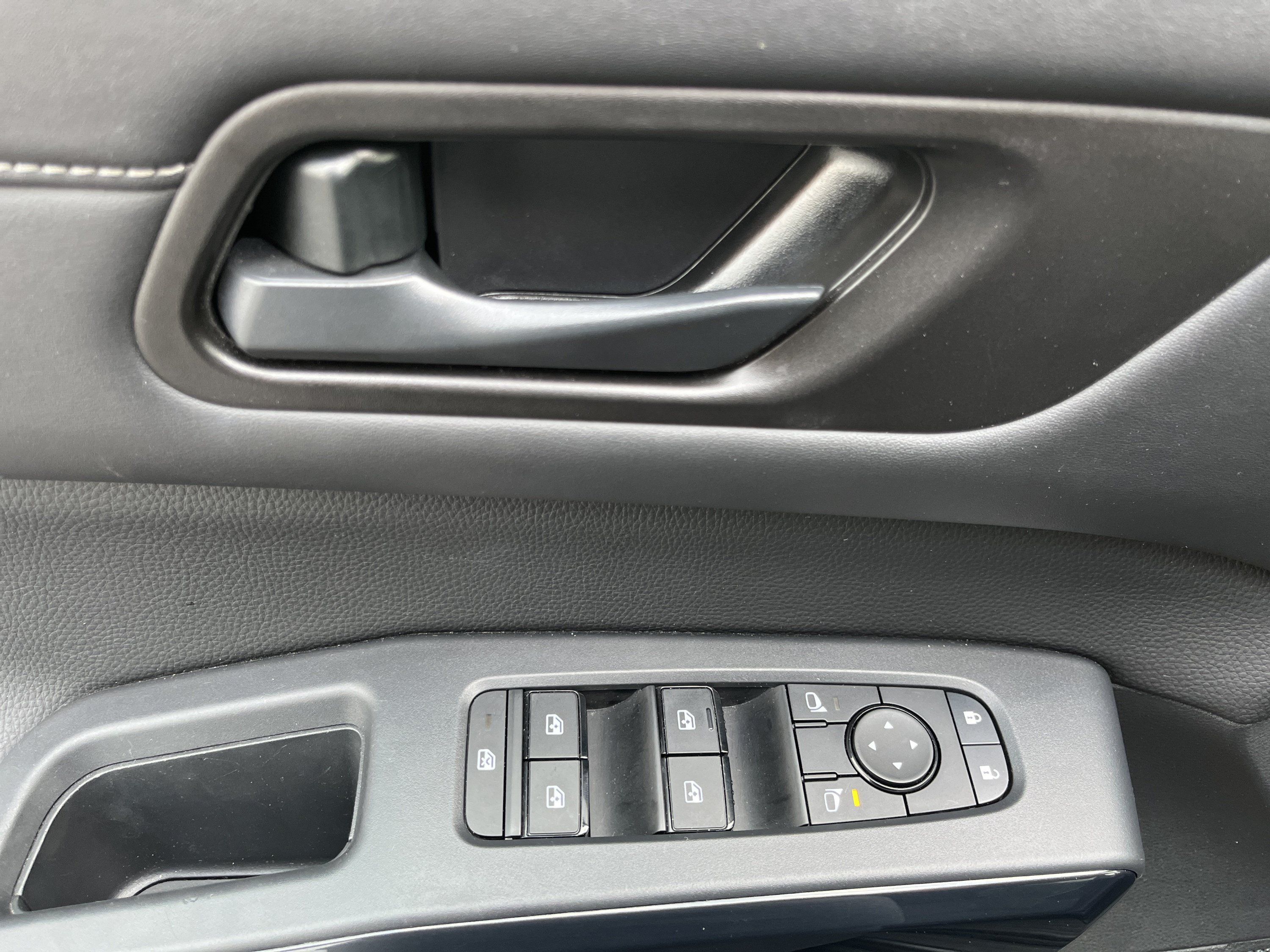 Used 2025 Nissan Pathfinder SV AWD/4WD image 18