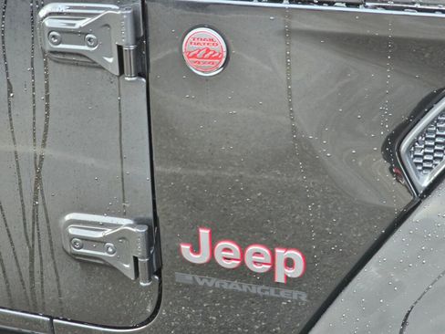 Used 2024 Jeep Wrangler Rubicon image 12