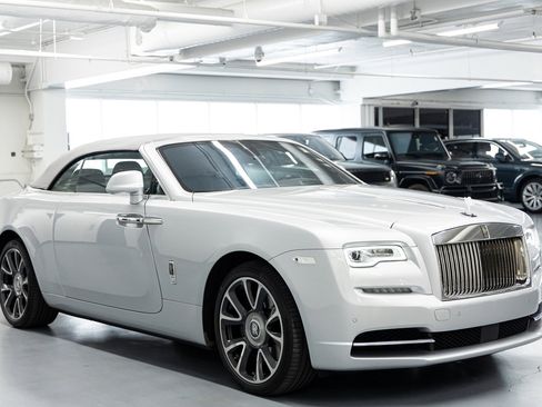 Used 2017 Rolls-Royce Dawn RWD image 8