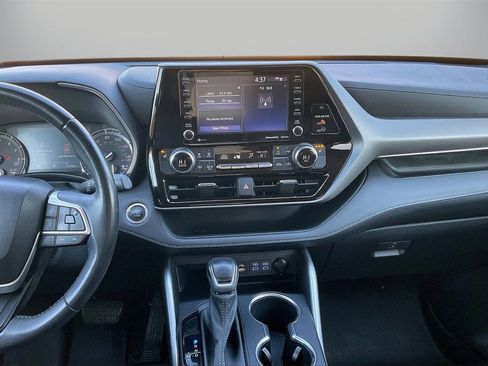 Used 2022 Toyota Highlander XLE image 13