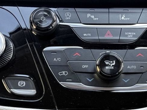 Used 2024 Chrysler Pacifica Limited FWD image 30