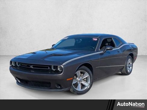 Used 2015 Dodge Challenger SXT image 1