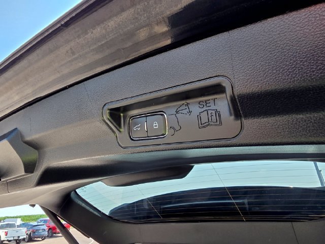 Used 2022 Ford Explorer XLT w/ Equipment Group 202A AWD/4WD image 11