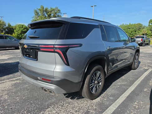 Used 2025 Chevrolet Traverse LT FWD image 3