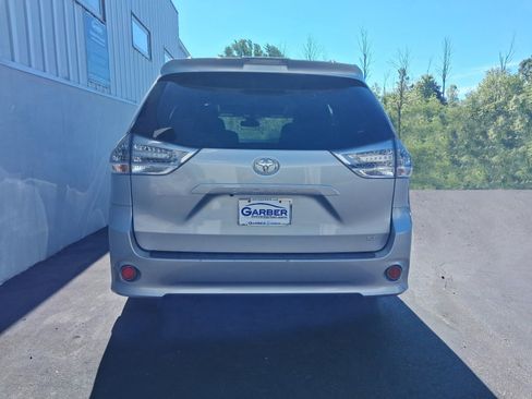 Used 2019 Toyota Sienna SE FWD image 11