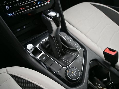 Used 2025 Volkswagen Taos SE w/ Panoramic Sunroof Package image 5