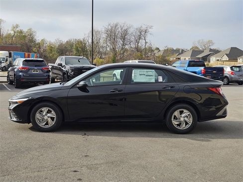 New 2025 Hyundai Elantra SE image 4