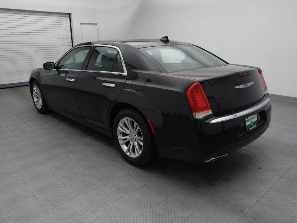 Used 2017 Chrysler 300 C RWD image 5
