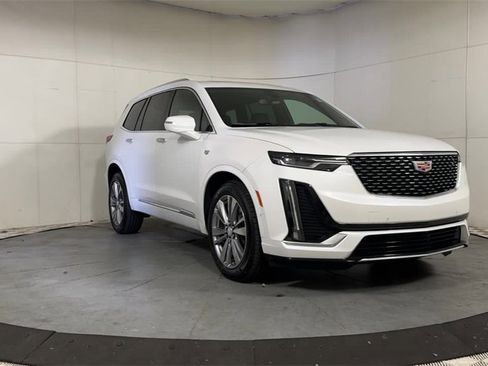 Used 2023 Cadillac XT6 Premium Luxury image 3