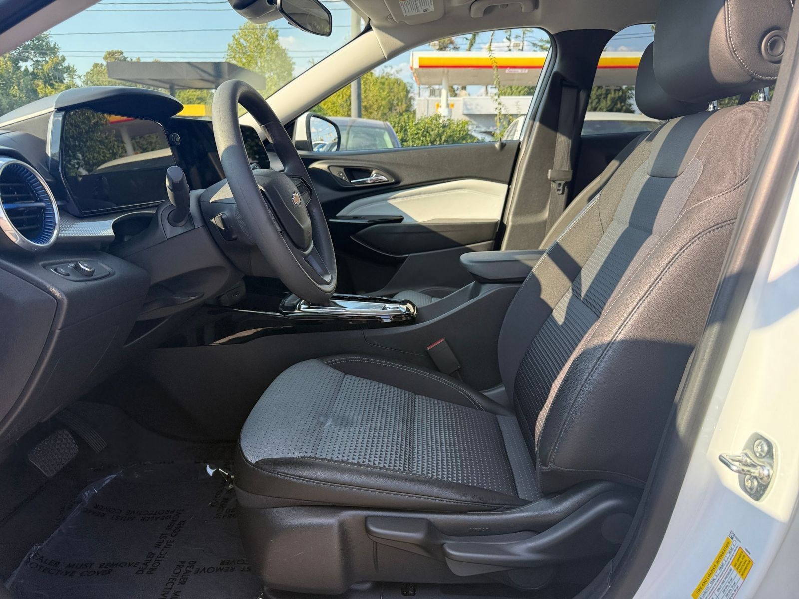 Used 2025 Chevrolet Trax LT FWD image 25