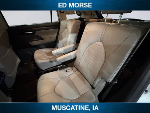 Used 2021 Toyota Highlander XLE AWD/4WD image 13