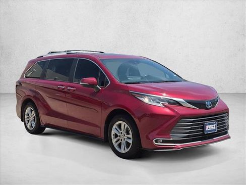 Used 2025 Toyota Sienna Limited FWD image 3