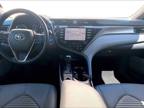 Used 2020 Toyota Camry SE w/ Sunroof Package FWD image 10