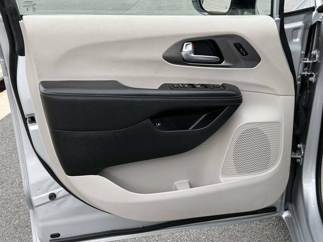 Used 2024 Chrysler Pacifica Limited FWD image 8