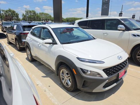 Certified 2023 Hyundai Kona SE FWD image 3