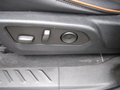 Used 2023 GMC Canyon AT4 w/ AT4 Premium Package AWD/4WD image 9