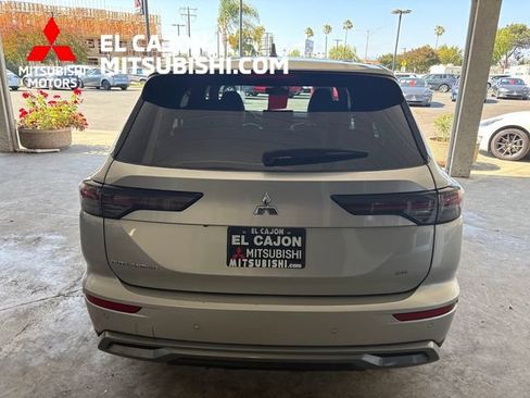 Used 2025 Mitsubishi Outlander SE FWD image 4