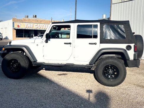 Used 2016 Jeep Wrangler Unlimited Sahara image 10