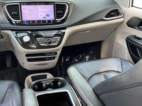 Used 2022 Chrysler Pacifica Touring-L FWD image 23