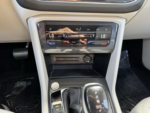 Used 2023 Volkswagen Tiguan SE w/ Panoramic Sunroof Package FWD image 28