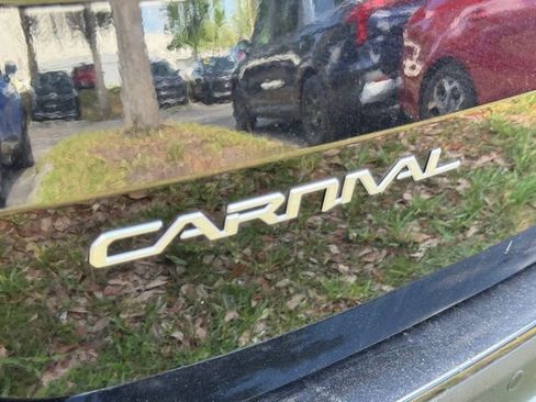 Used 2024 Kia Carnival LX FWD image 3