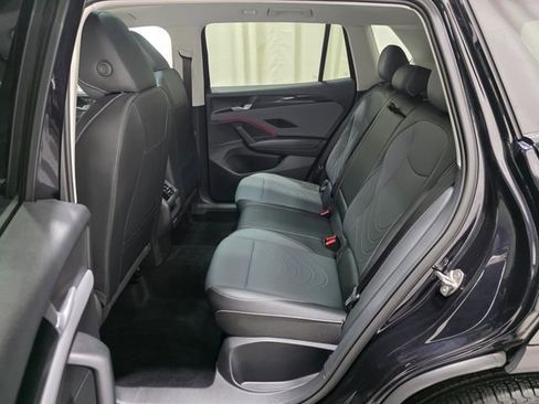 Certified 2025 Volkswagen Tiguan SE w/ Panoramic Sunroof Package image 28