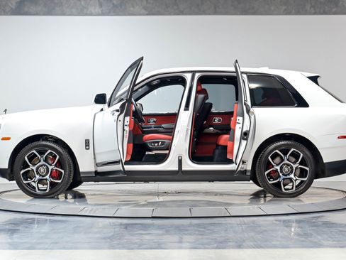 Used 2021 Rolls-Royce Cullinan Black Badge AWD/4WD image 48