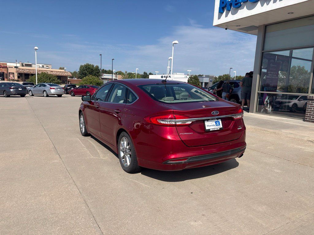 Used 2017 Ford Fusion SE w/ Fusion SE Technology Package FWD image 7
