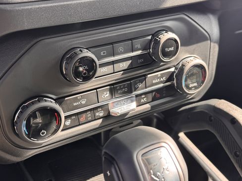 New 2025 Ford Bronco Badlands image 8