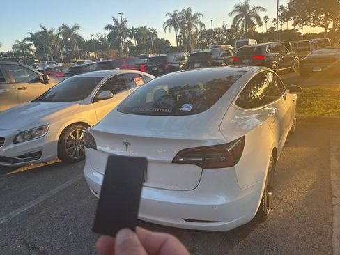 Used 2019 Tesla Model 3 Standard Range Plus image 3