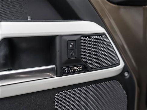 Used 2023 Land Rover Defender 110 SE image 19