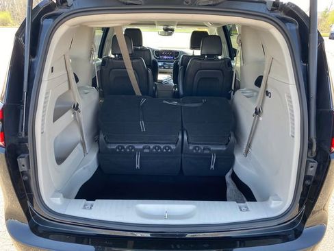 Used 2024 Chrysler Pacifica Touring-L FWD image 18