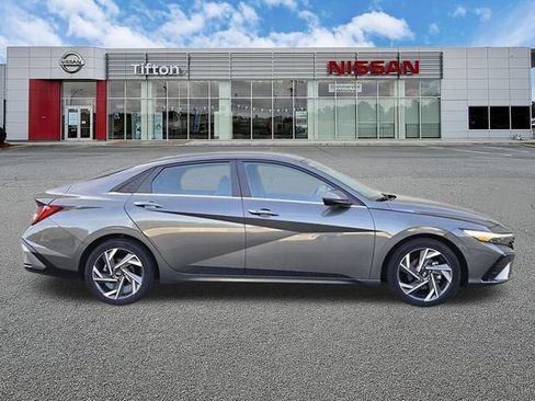 Used 2025 Hyundai Elantra SEL FWD image 3