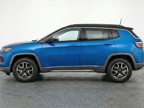 Used 2025 Jeep Compass Trailhawk image 5