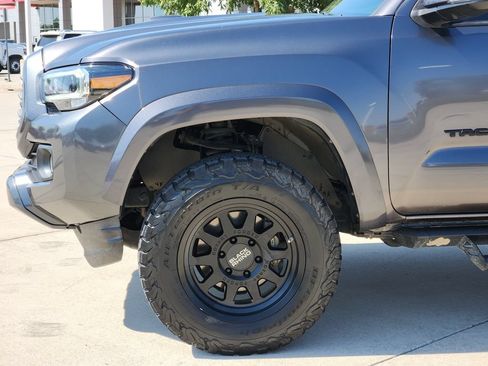 Used 2021 Toyota Tacoma TRD Sport w/ TRD Premium Sport Package AWD/4WD image 9