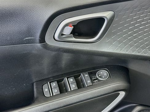 Used 2025 Kia Soul LX w/ LX Technology Package FWD image 15