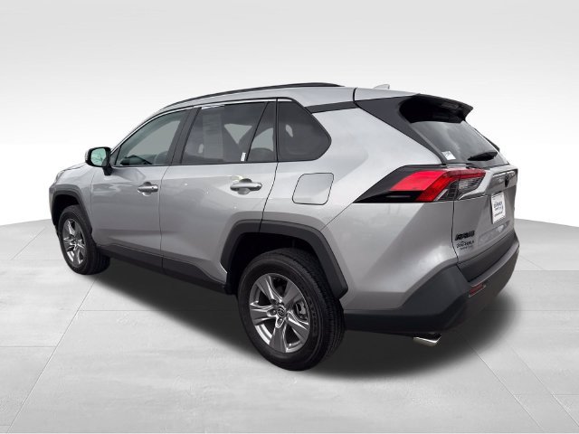 Used 2022 Toyota RAV4 XLE w/ Convenience Package FWD image 3
