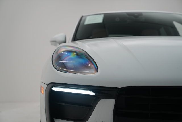 Certified 2026 Porsche Macan AWD/4WD image 3