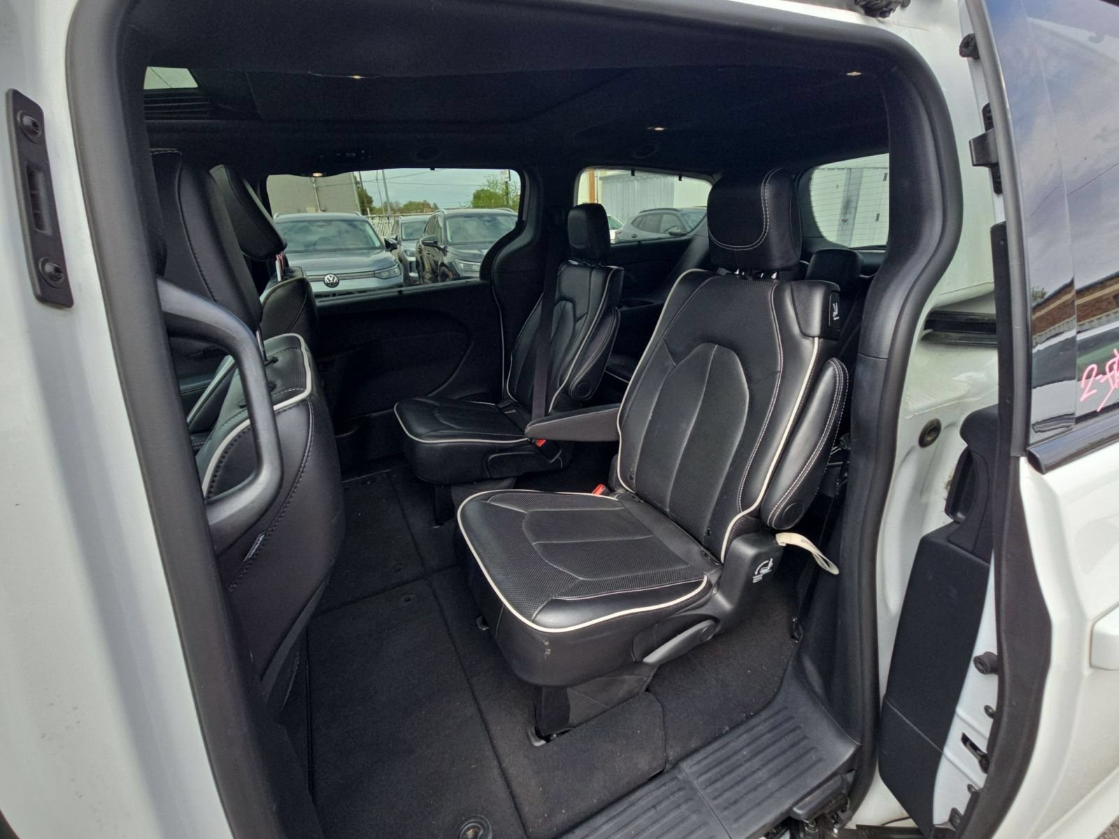 Used 2025 Chrysler Pacifica Limited FWD image 9