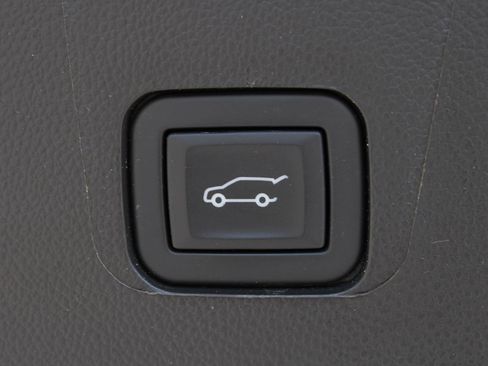 Used 2023 Chevrolet Traverse LT w/ Rear Camera Mirror Package AWD/4WD image 9